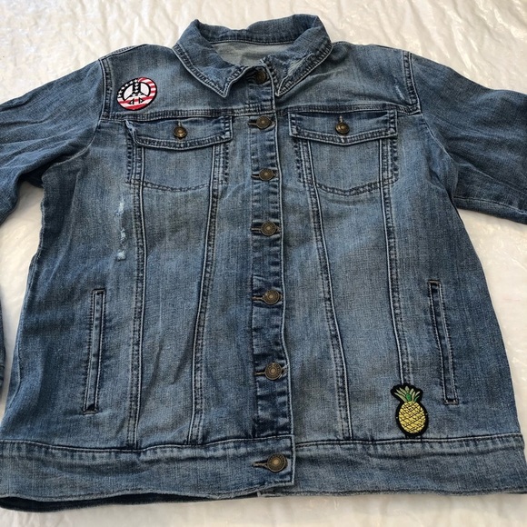 Denim JEAN Jacket w/Embroidered Appliqués***Med. $228 - Picture 3 of 7